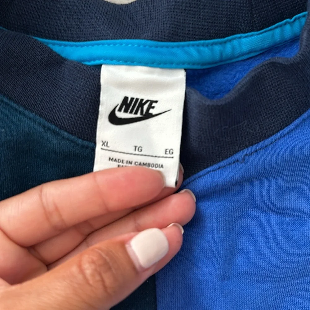 Nike crewneck. - Picture 2 of 3